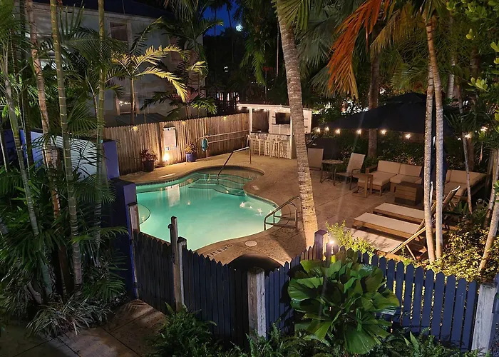 Duval Street Suite Overlooking Duval With Parking And Pool Key West